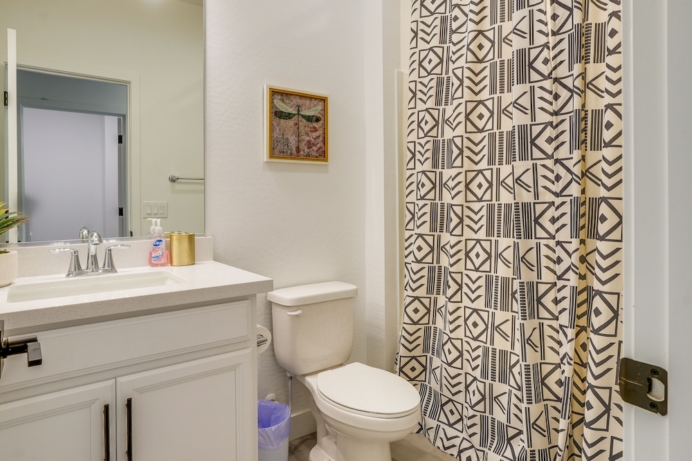 5 Mi to Westgate: Newly Built Glendale Home