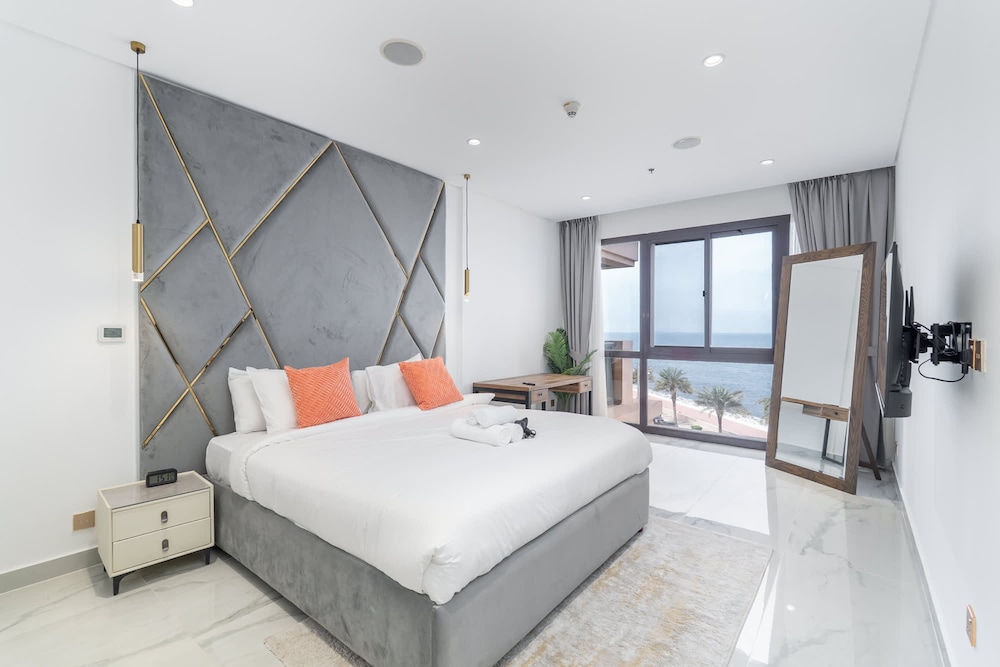 2 Bedroom With Beautiful Full Palm Waters Views