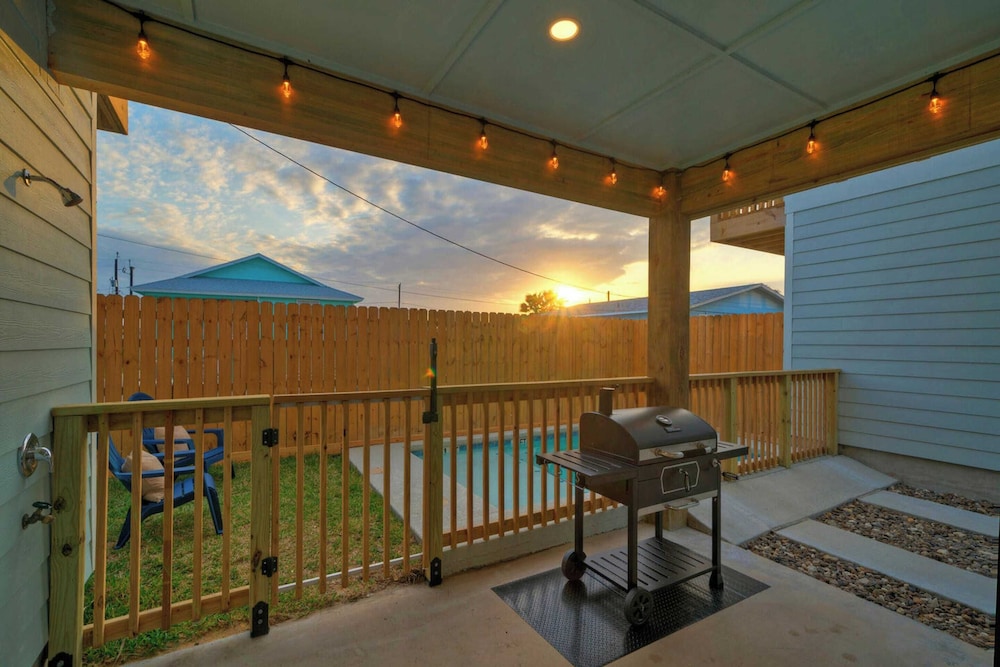 Sleeps 22 2 Homes w/ Private Pool + Patio Walkable Location, Golf Cart Zone