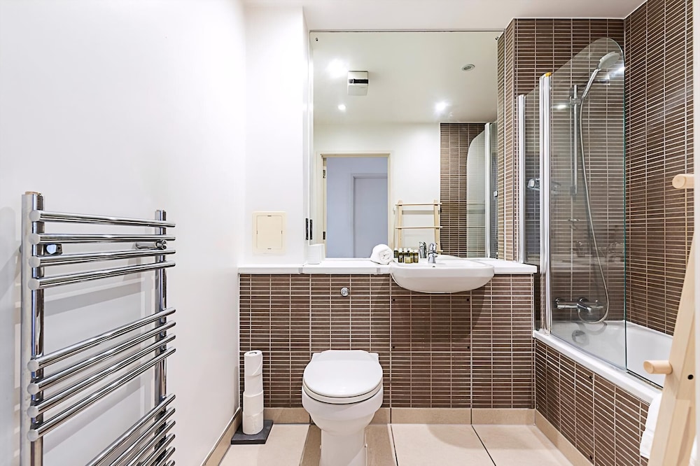 Bright Camden Retreat With Balcony