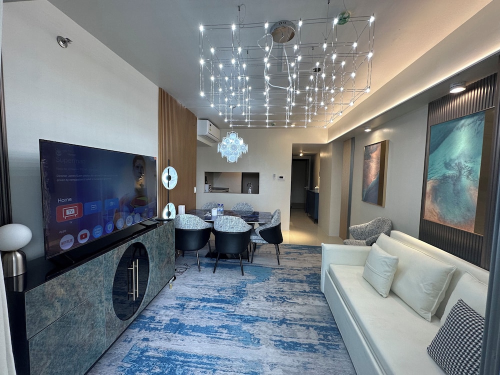 Luxury Penthouse & High-Floor Hotel near City of Dreams, Airport, Okada, and Solaire Casino