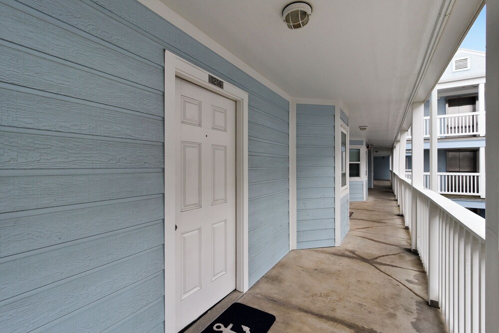 Seascape 1214 Studio Bedroom Condo by RedAwning