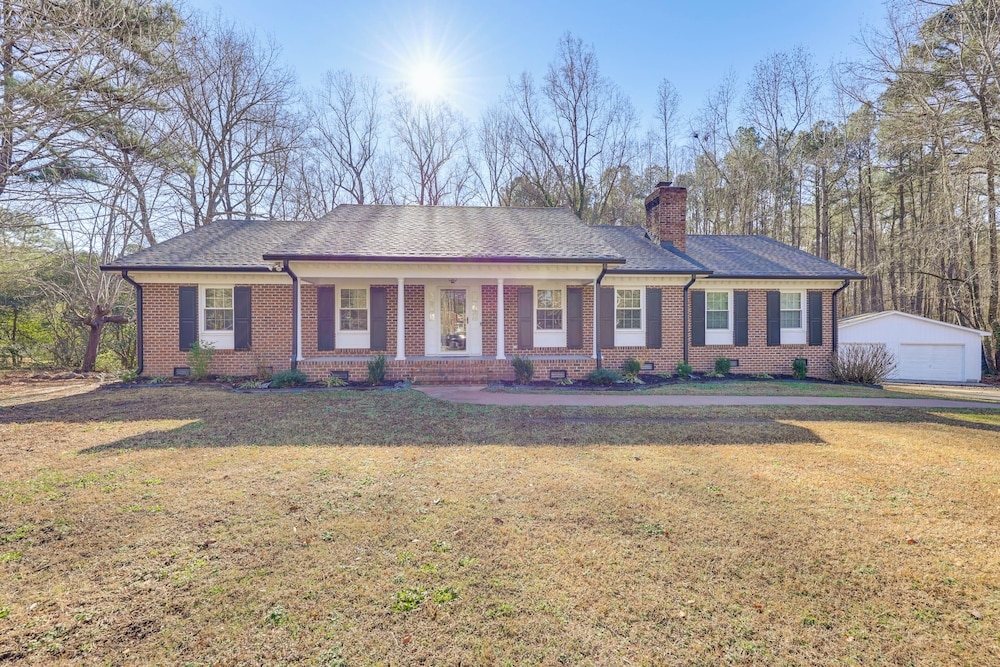 Family Friendly: Chic Retreat in Rocky Mount!