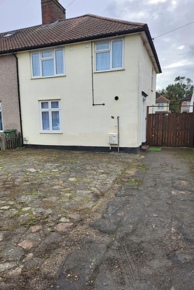 Cosy Dagenham Retreat for Family