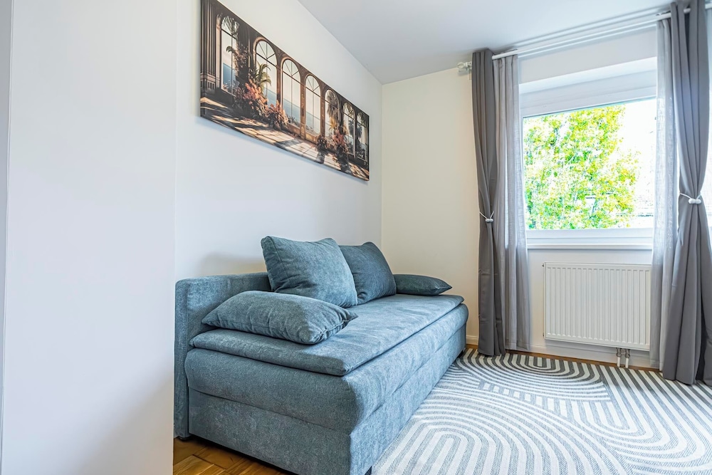 Cozy 1BR 1LR Apartment Balcony City
