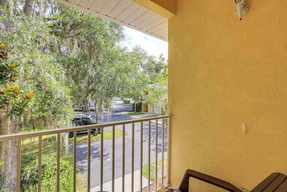 1 Mi to UF: Modern Townhome w/ Balcony