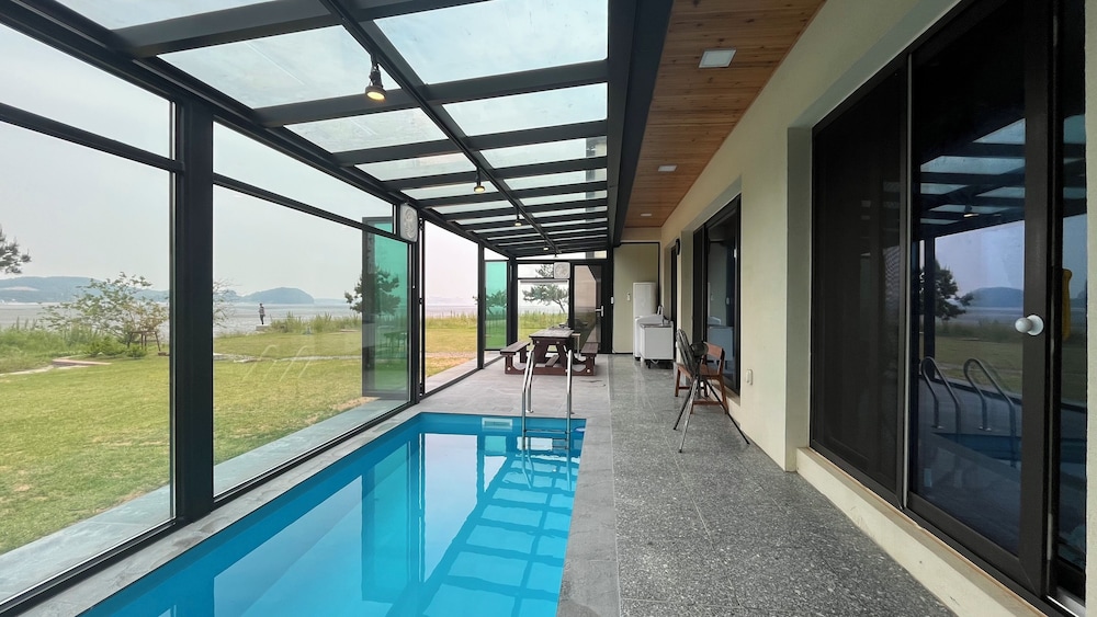 Sea & You pool villa pension