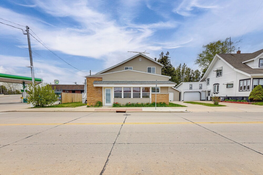 1 Mi to Shore: Lake Michigan Retreat w/ Game Room!