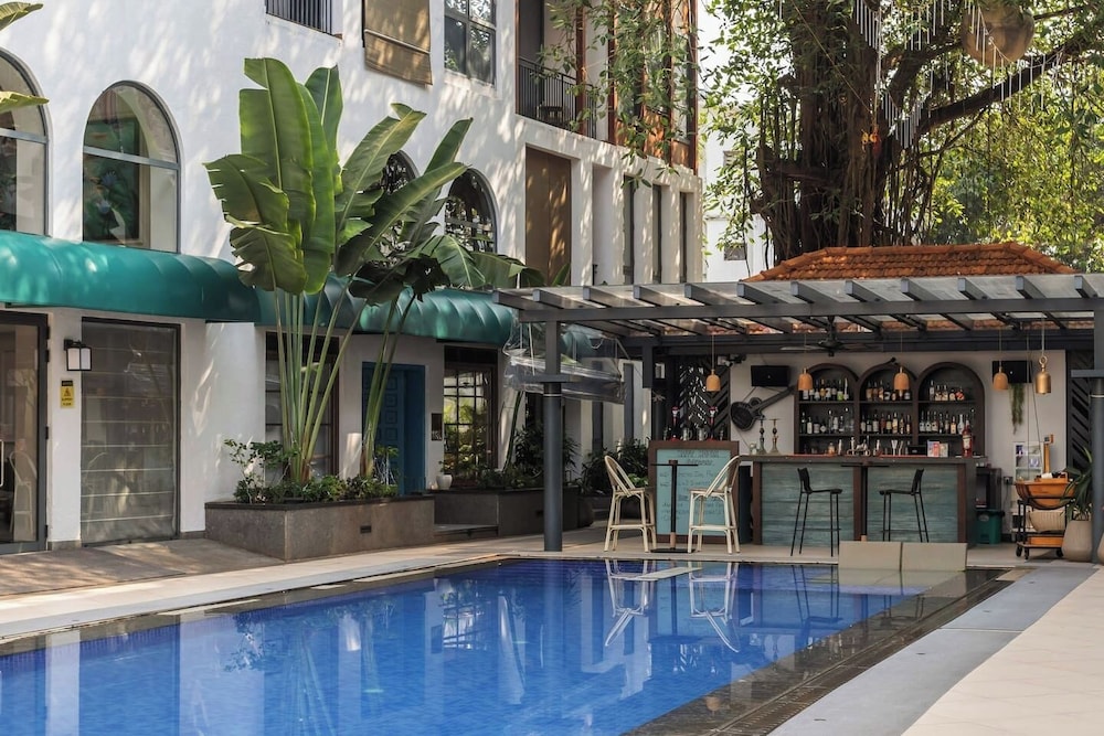 Hidden Gem Luxe Suite w Pool View - 1km to Beach