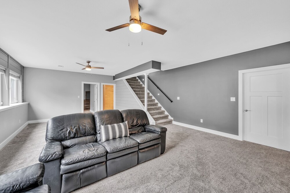 Pet-friendly Getaway With Golf & Private Patio Retreat 4 Bedroom Home