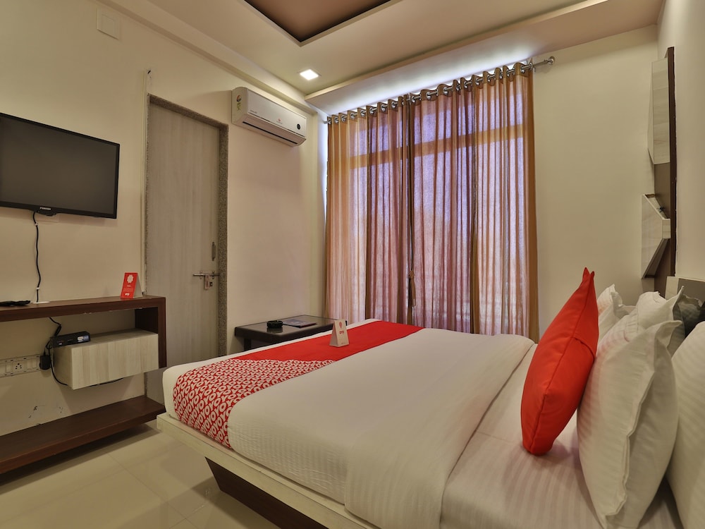 OYO 11750 Hotel Starz