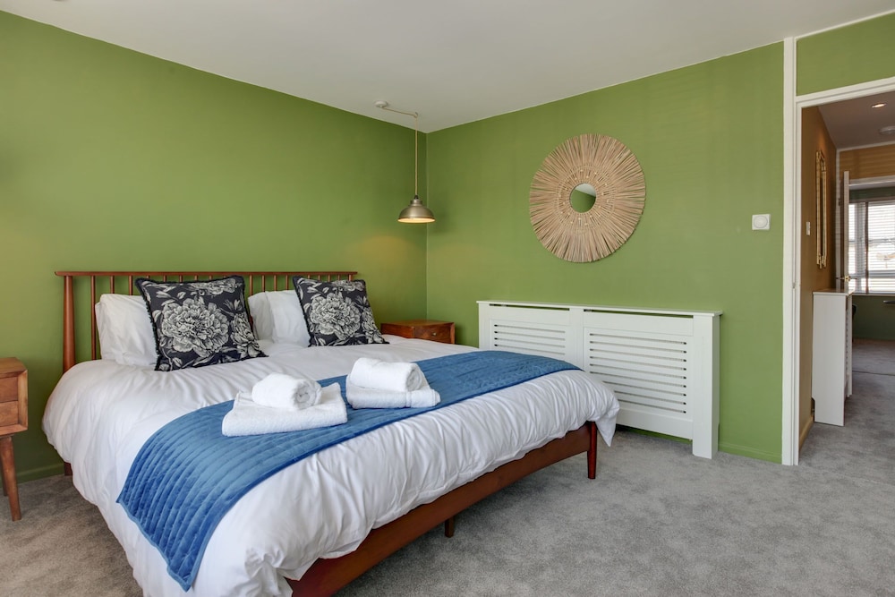 Outstanding 3 Bedroom Townhouse in Hertford view 5