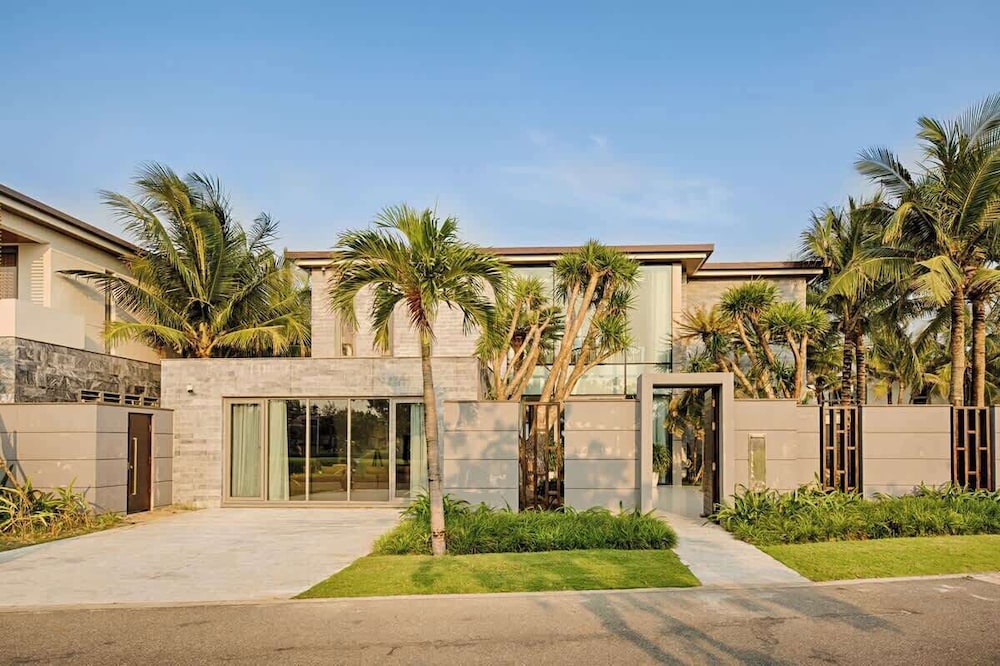 Oceanfront Elegance: 7-br Villa in Luxury Resort