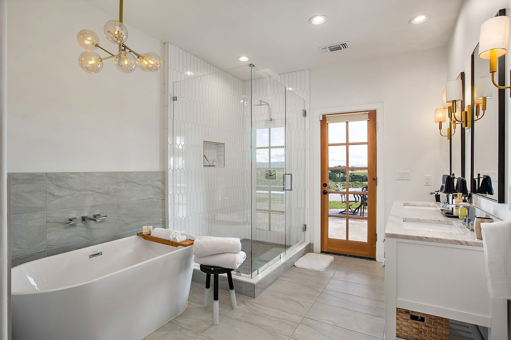 Wellsona Vineyard Retreat Pool Hot Tub Views Main Home Guest Home