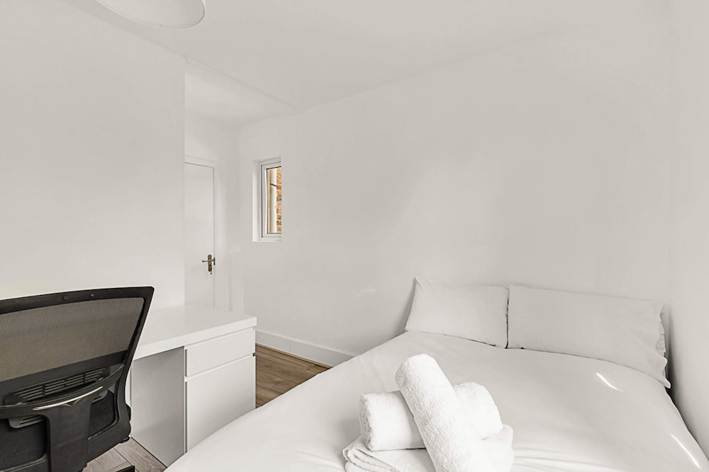 Bright and Newly Furnished Acton Apartment