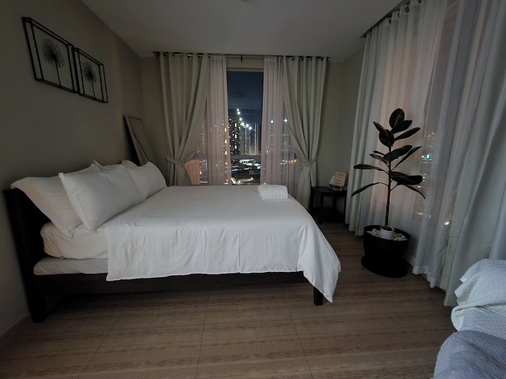 Cozy 1BR Condo in Mandaluyong City With City Skyline View