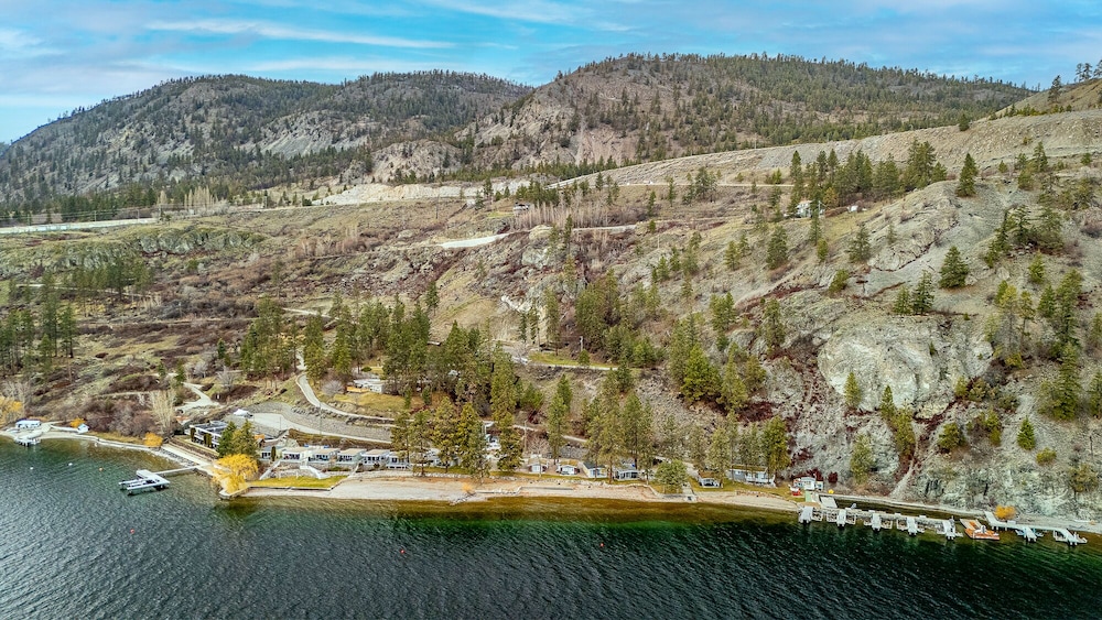Lakeside Condo w Large Outdoor Space