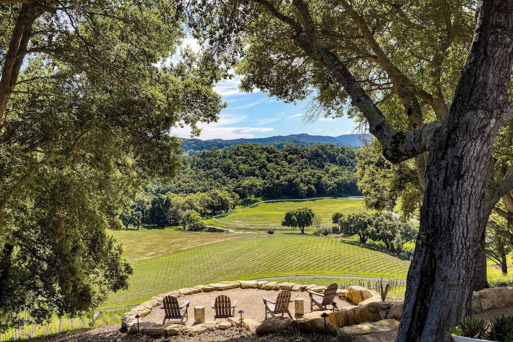 Rancho Robles by Avantstay Vineyard Villa w/ Views, Pool & Privacy