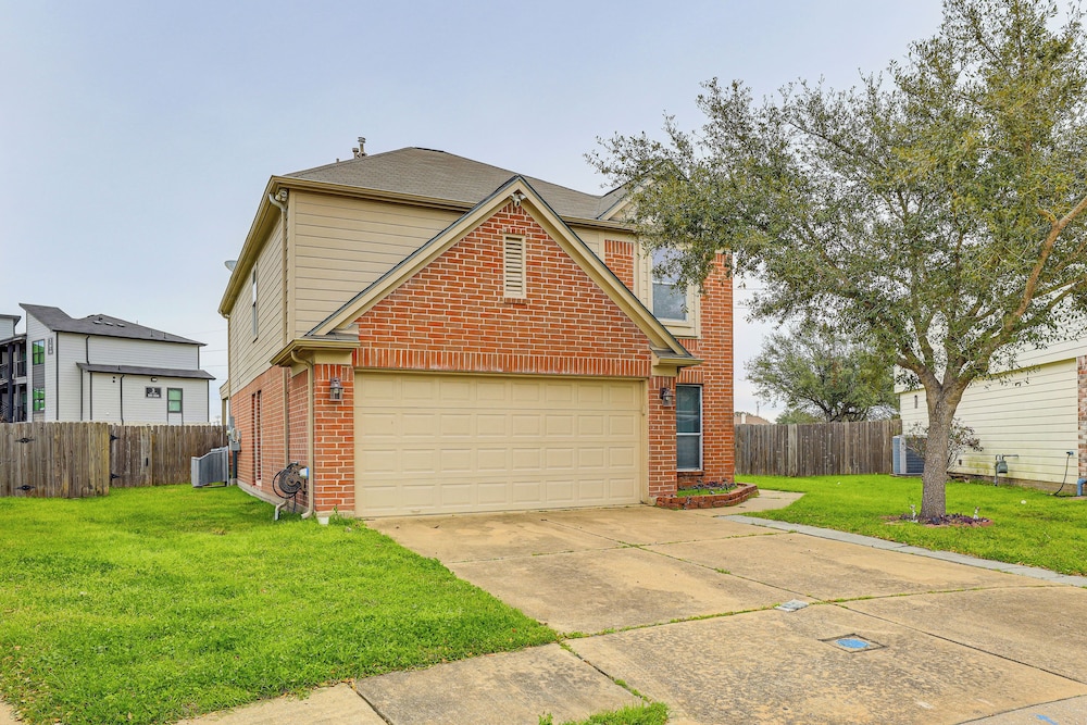 Covered Patio & Yard: Family Home in Katy