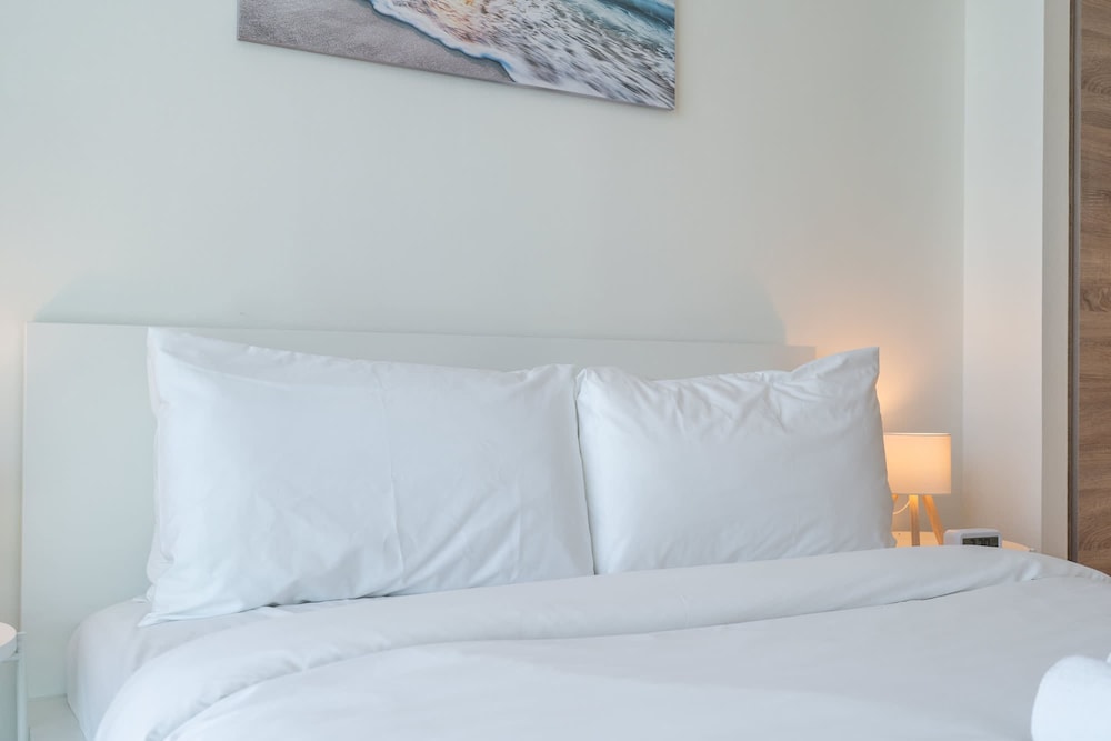 Sleek 1 Bedroom in Studio One With Great Amenities