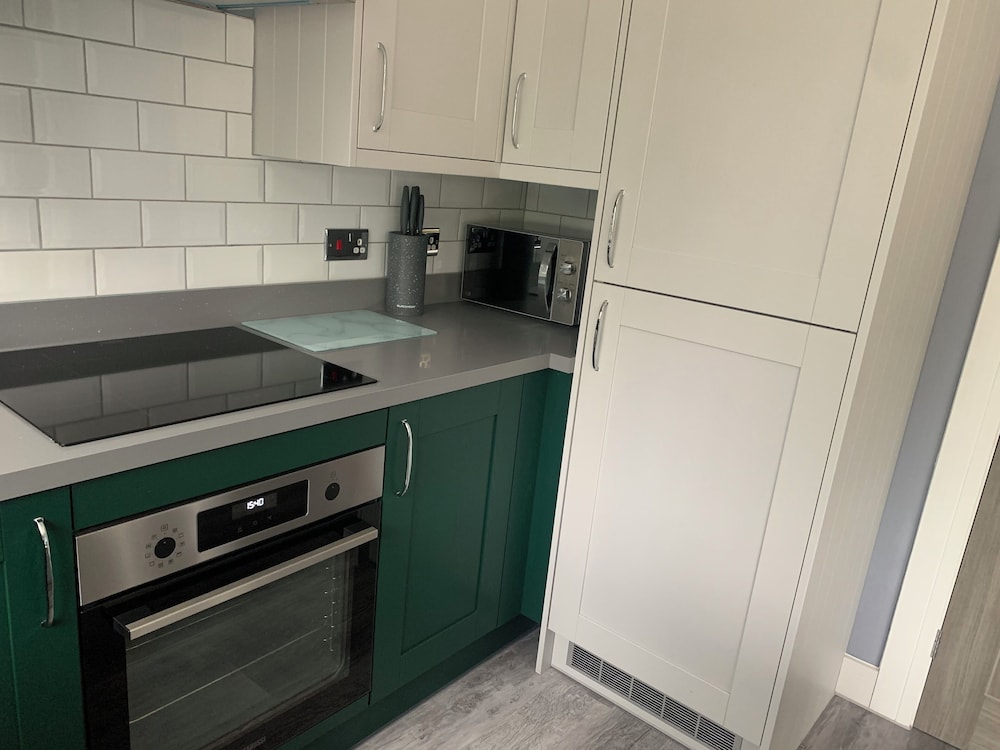 Impeccable 1-bed House in Aberdare view 3