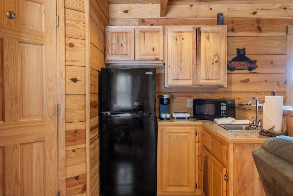 Antlers Lodge - Cabin for 4