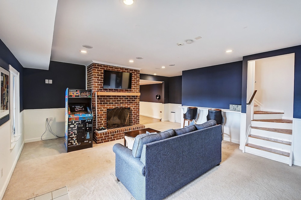 Lucky s Lake House by Avantstay Private Lake Bar
