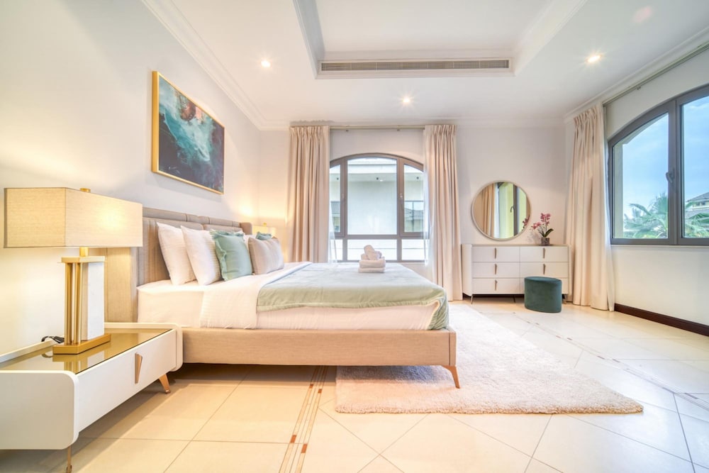 Beachfront 5BR Villa w Private Pool at the Palm