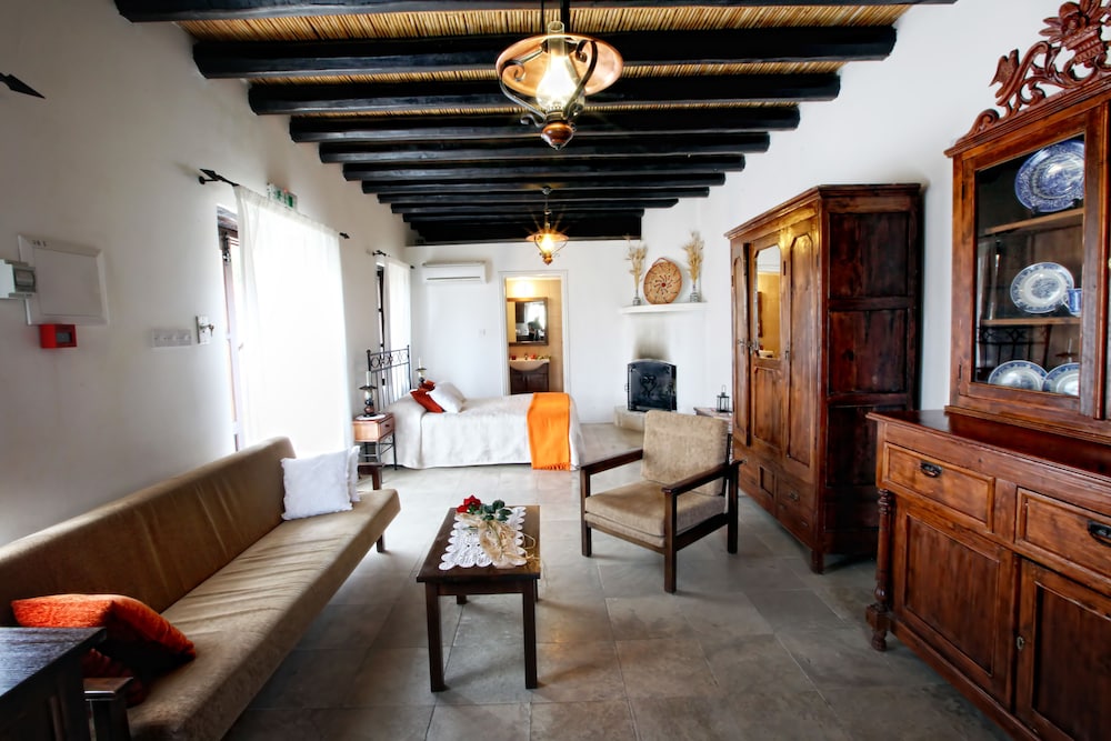 Leonidas Village Houses