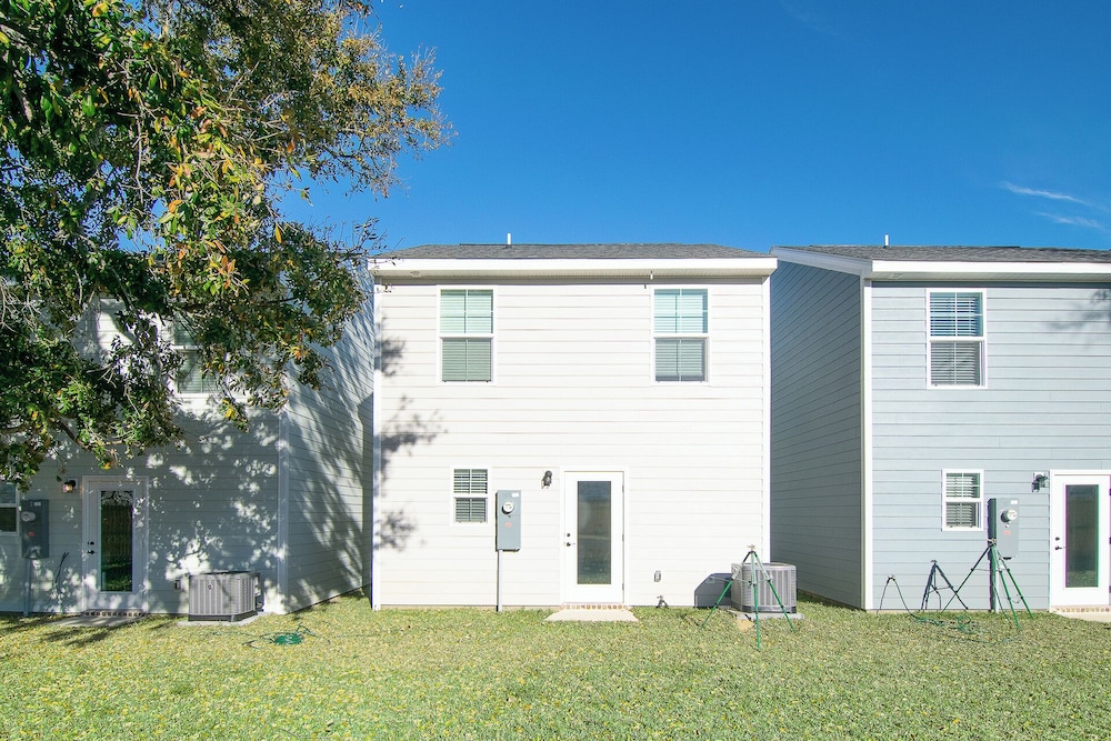 Stylish, Brand NEW 3 Bed Cottage, Beach Front, DOG Friendly!
