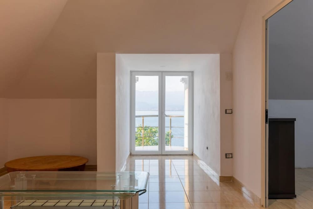 The Lake House 2 in Shkod r