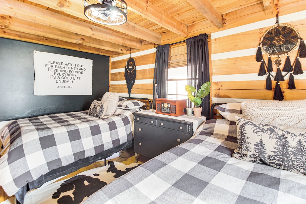 3 Mi to Dtwn Ellijay: Tree-lined Cabin w/ Deck!