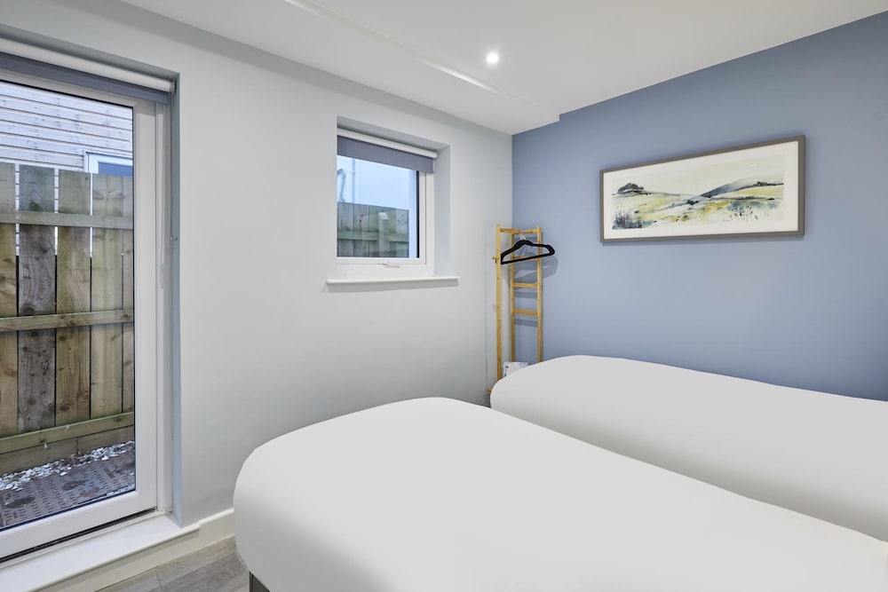 Host Stay Harrow Bothy