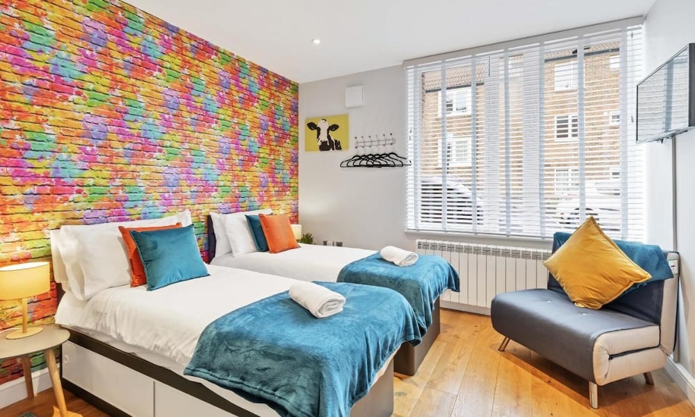 Rainbow Studio - Spacious City Centre - Close to sea - Sleeps 1 to 3 Guests
