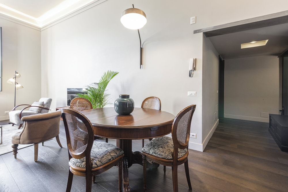 Luxury River View Apartment by MMega