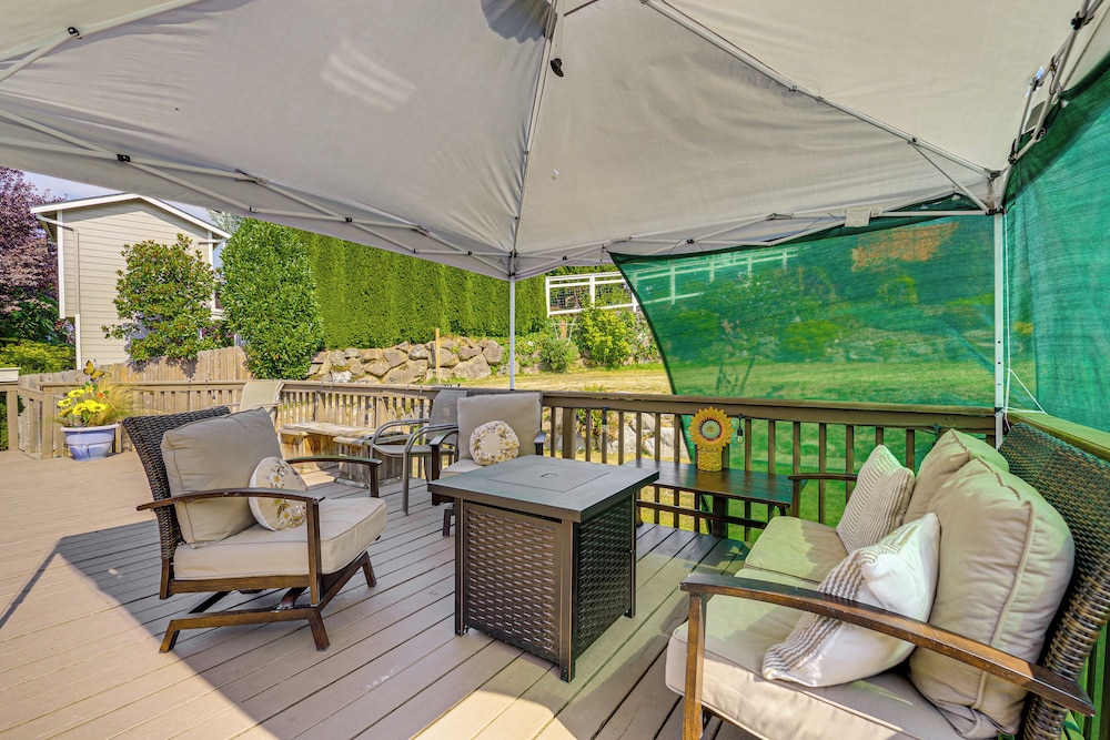 Spacious Yard & Deck: Home 8 Mi to Puget Sound!
