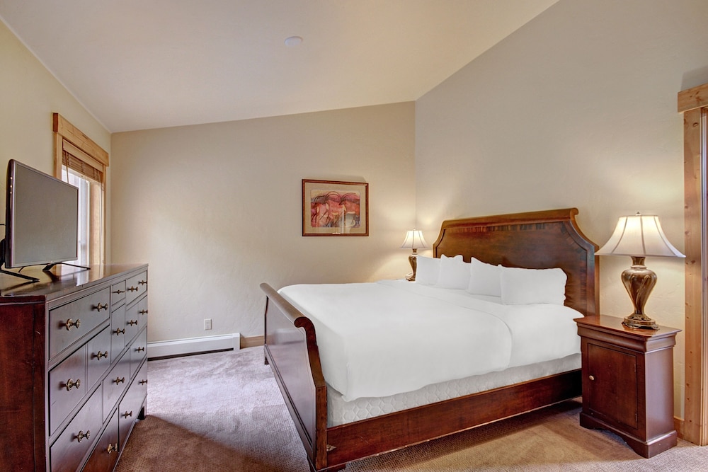 Vaulted Ceilings+rustic Luxury 2 Blocks To Main St- Sleeps 6 2 Bedroom Townhouse by RedAwning