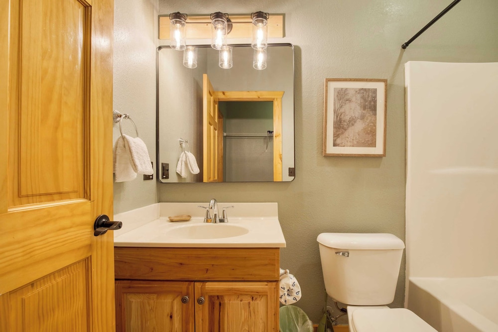 Pinnacle Chalet by Avantstay Luxury Cabin w/ Panoramic Views, Fireplace & Game Room
