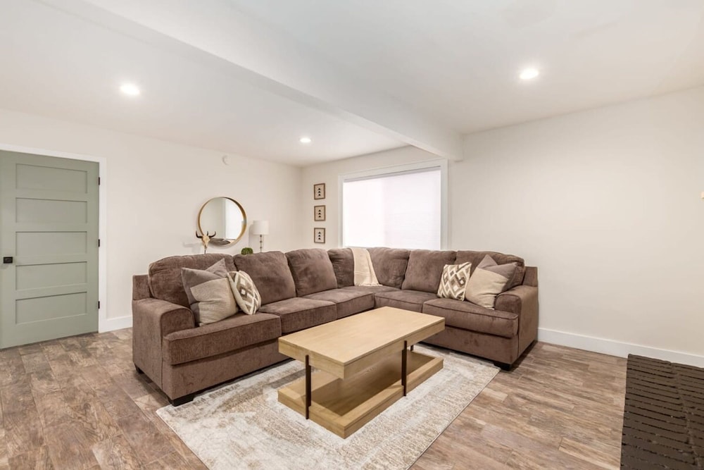 Obispo Modern Oasis With Heated Pool and BBQ