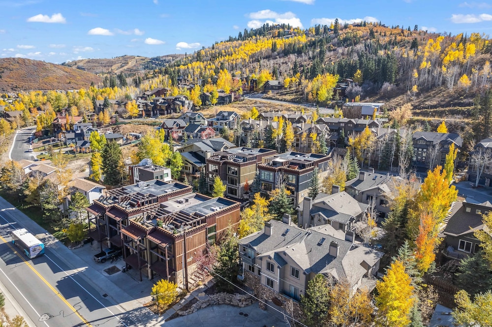 Updated 2 BDR Condo Walk to Deer Valley & City! view 5