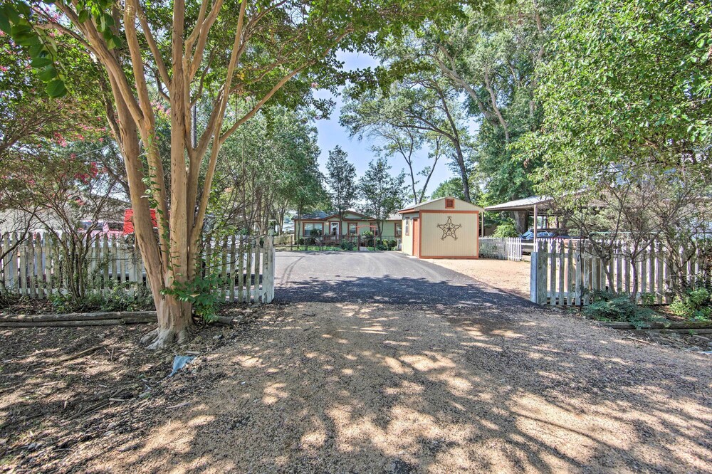 Lakefront Mabank Gem w/ Sunset Views: Pets Welcome