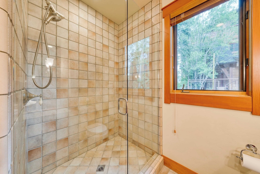 Cedars at Palisades by Avantstay Hot Tub, Resort Access, and Mountain Views