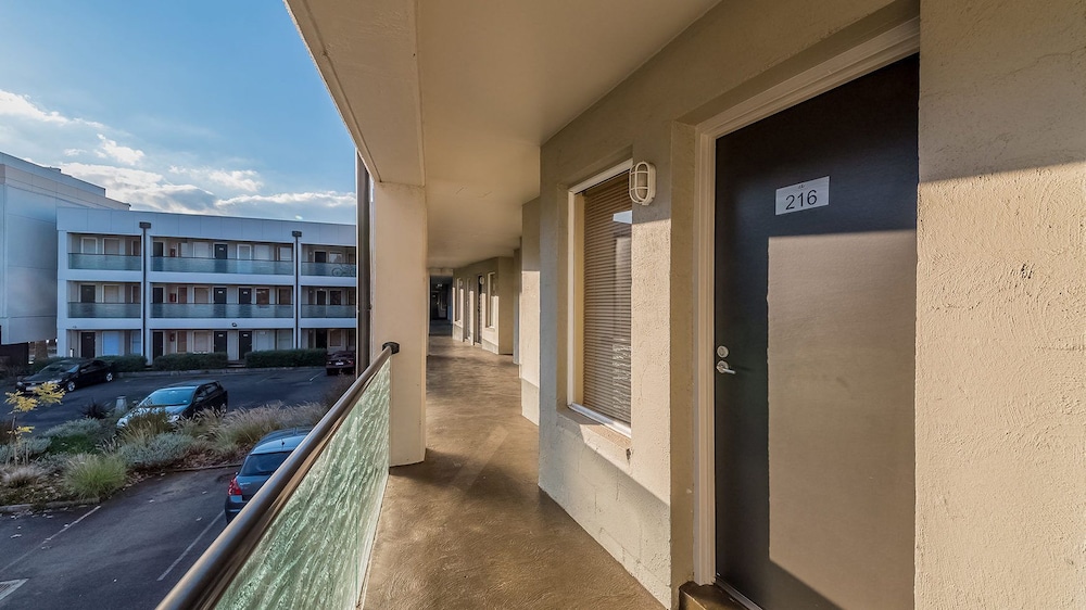 Hotel The Waves 216 - Image 1