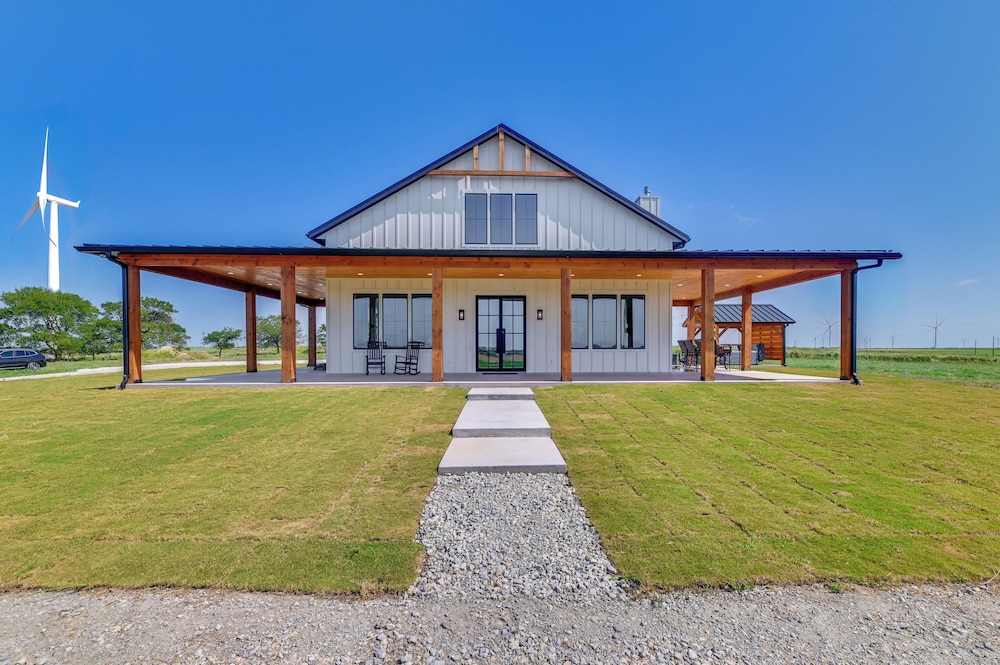 Rural Home w/ Hot Tub < 7 Mi to Winery & Golfing