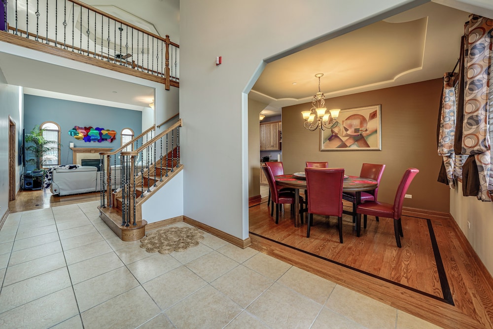 Game Room & Deck: Family Home in Chicago Area!