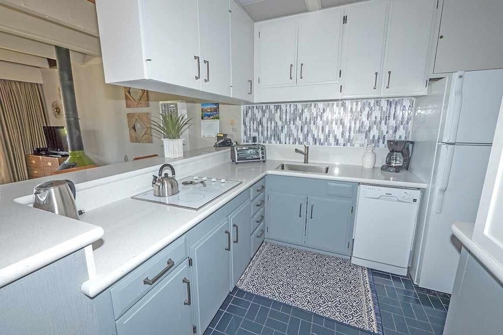 439 Ala Wai, 105 1 Bedroom Condo by RedAwning