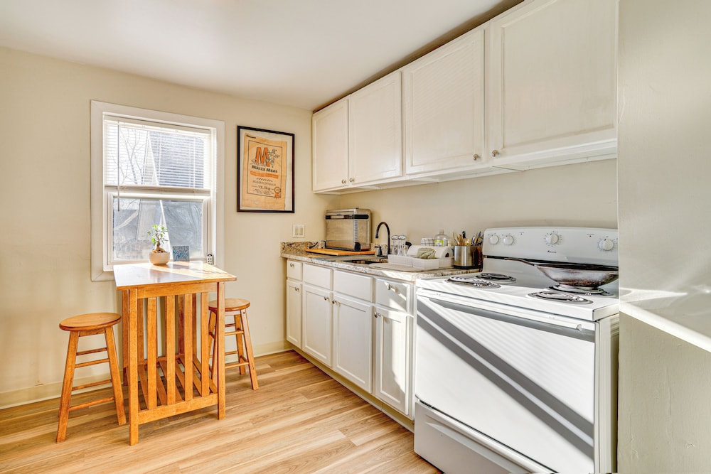 2 Mi to Downtown Minneapolis: Apt w/ Shared Yard