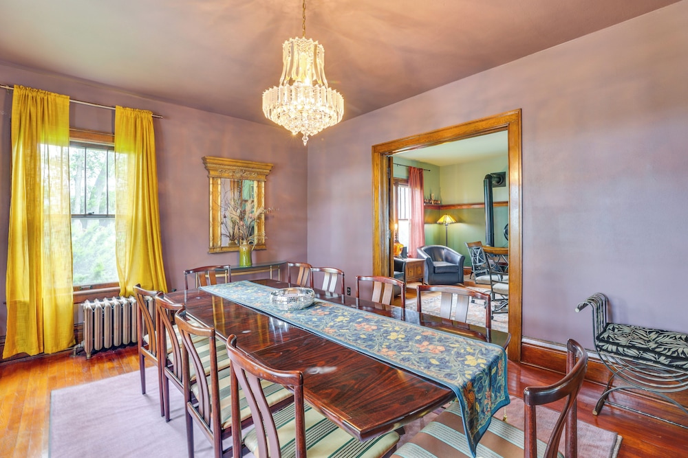 Group Getaway: Luxe Farmhouse in Mt Horeb!