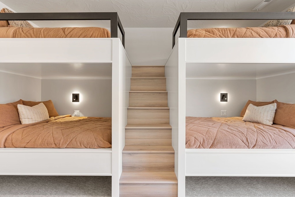 The Crash Pad 5 Bedroom Townhouse