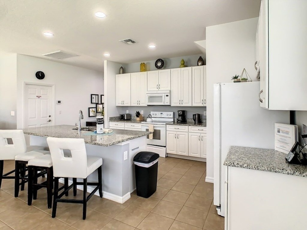 Luxury Villa W/ Private Pool, Golf Resort Amenities & Near Disney 5 Bedroom Villa